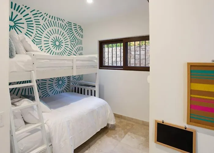 La Roca 8 Min Walking Distance To The