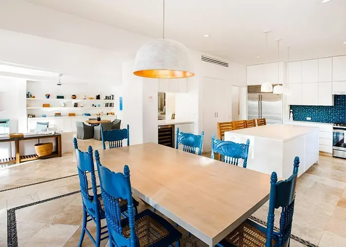 La Roca 8 Min Walking Distance To The