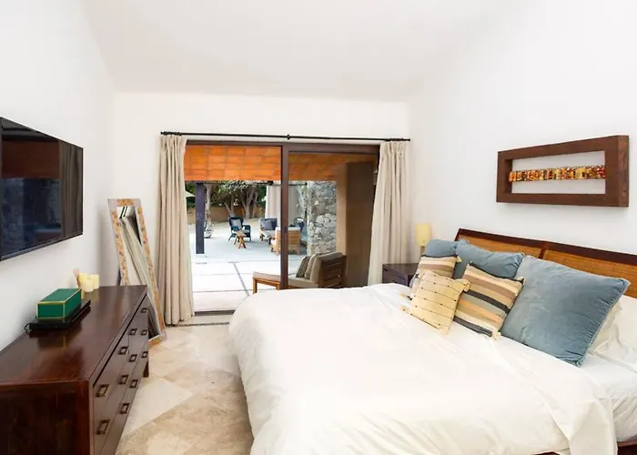 La Roca 8 Min Walking Distance To The